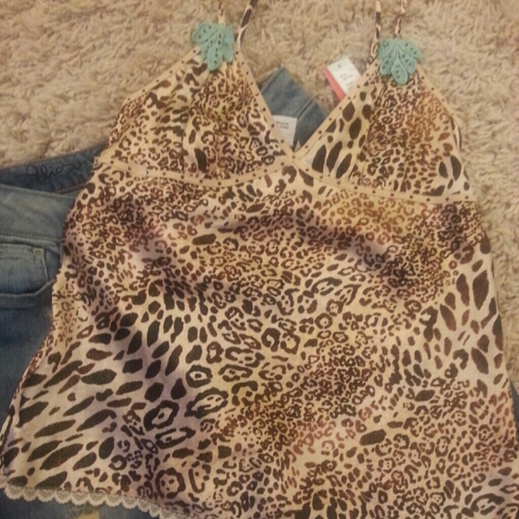 🎉HP2/1🎉Guess silk top, XS, NWOT. - Picture 2 of 4