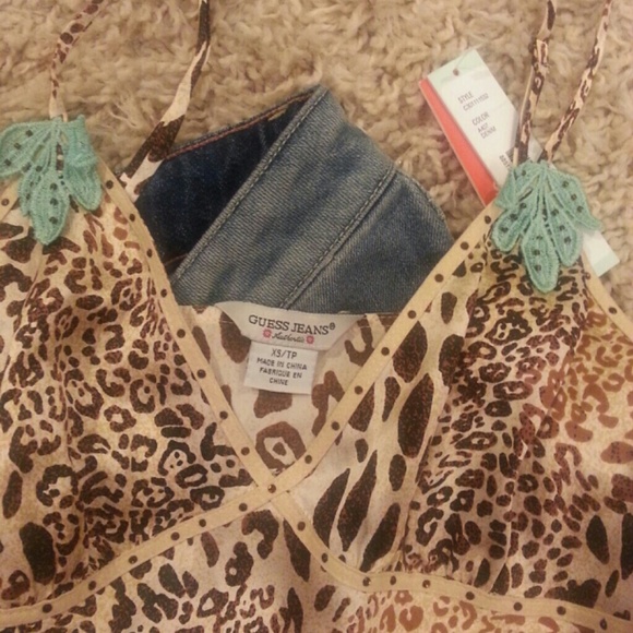 🎉HP2/1🎉Guess silk top, XS, NWOT. - Picture 3 of 4