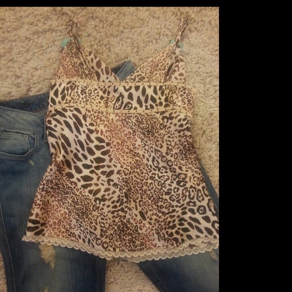 🎉HP2/1🎉Guess silk top, XS, NWOT. - Picture 4 of 4