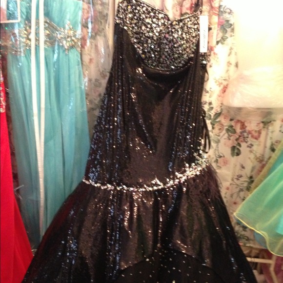 Prom dress - Picture 1 of 3