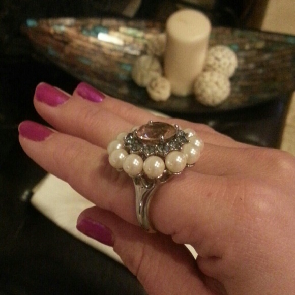 Beautiful cocktail ring, appx size 8. - Picture 2 of 3