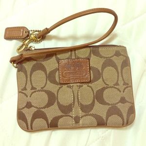 Reduced-coach wristlet