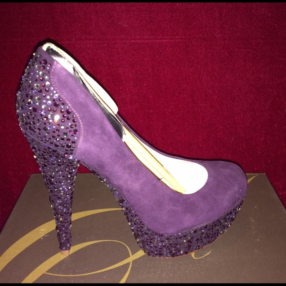 🚫SOLD🚫NWOT Purple rhinestone encrusted pumps