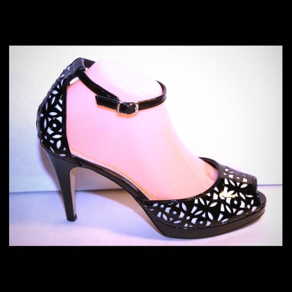 🌟White House Black Market Peep Toe Heels✨👠