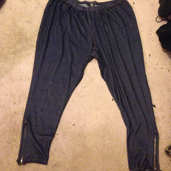 Leggings with sipper on bottom