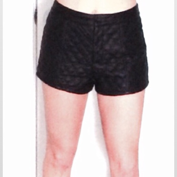 Quilted faux leather shorts - Picture 2 of 5