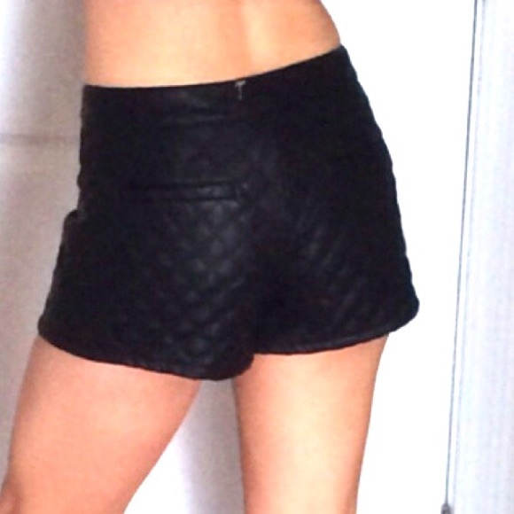 Quilted faux leather shorts - Picture 3 of 5