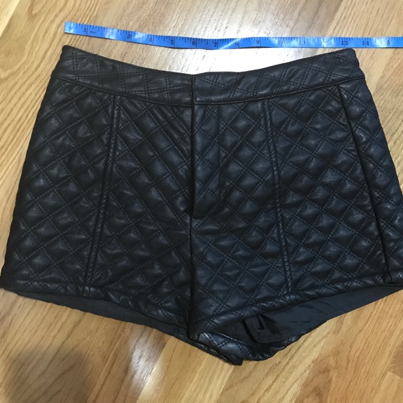 Quilted faux leather shorts - Picture 4 of 5