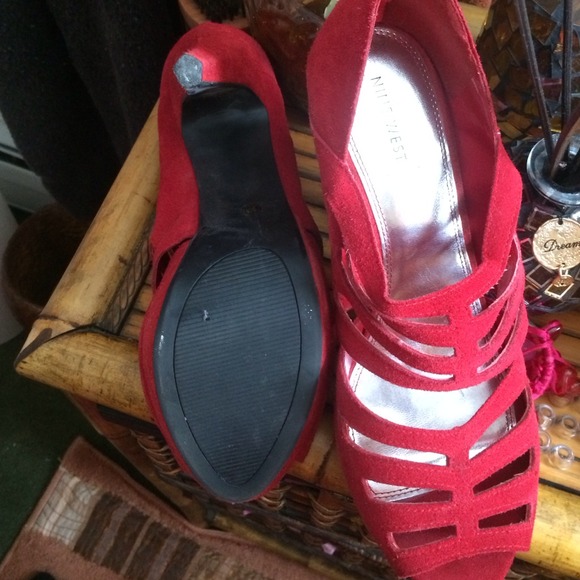 Red shoes 👠👠 - Picture 2 of 3