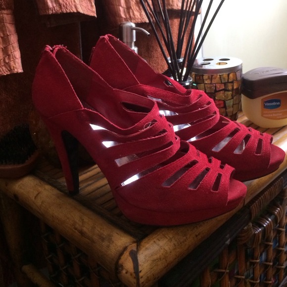 Red shoes 👠👠 - Picture 3 of 3