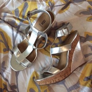 Silver metallic wedge.