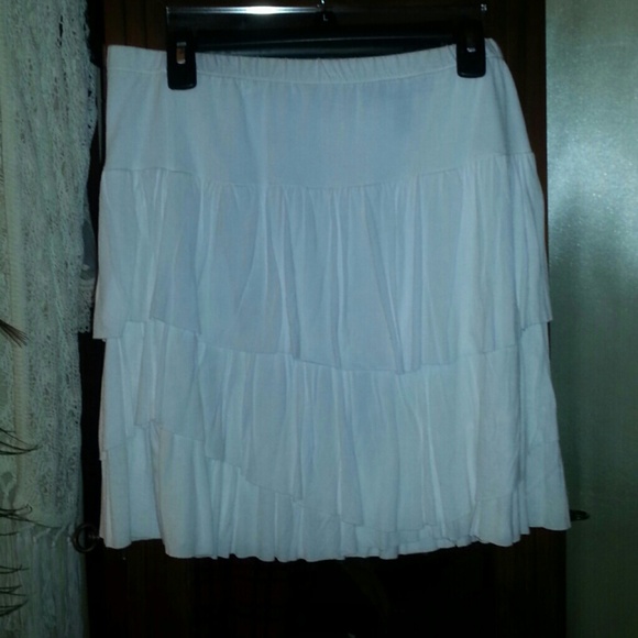 Cute White Ruffled Skirt/ NWOT