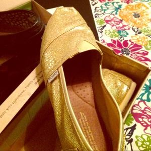 Toms barely worn! Gold and black