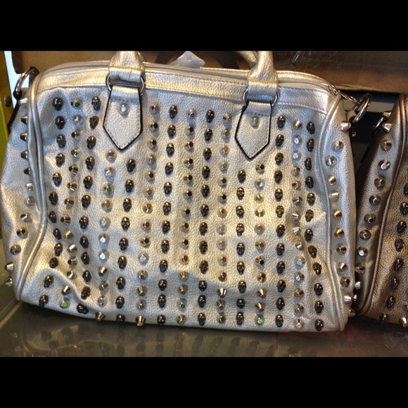 Skull and stud purse - Picture 3 of 4