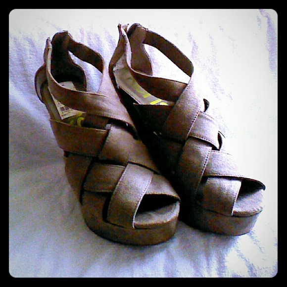 Kensie beige strappy wedges