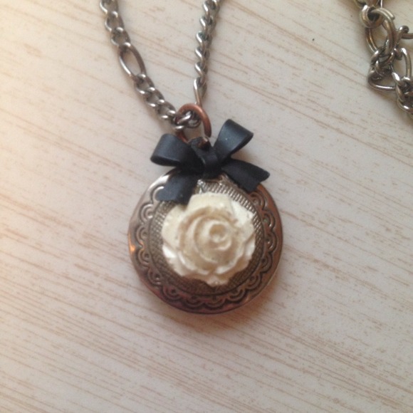 Antique Rose Locket - Picture 2 of 3