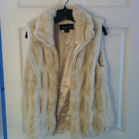 ❌Sold❌ Faux fur vest