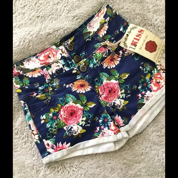 High waisted floral denim shorts 🌴