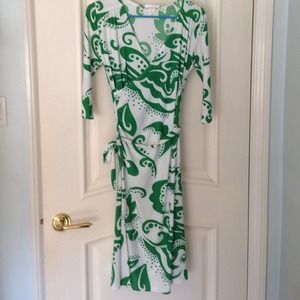 Super cute green / white wrap dress - Small