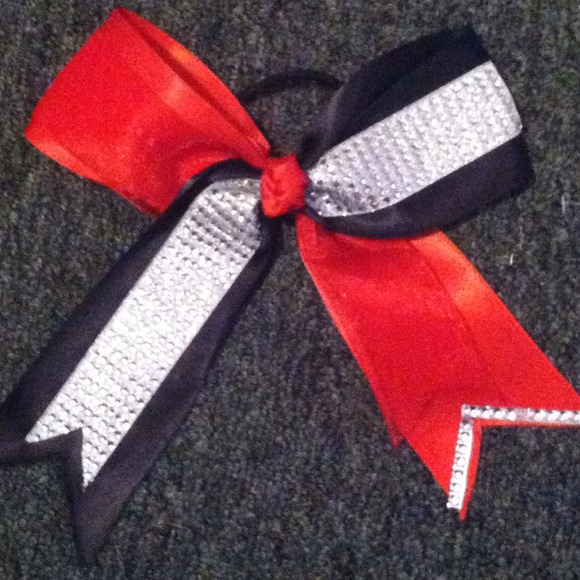 red and black cross over bow. ❤🎀