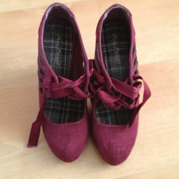Heels - Picture 2 of 3