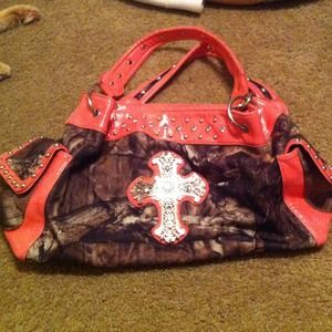 Camo and pink rhinestone purse. Super cute!!