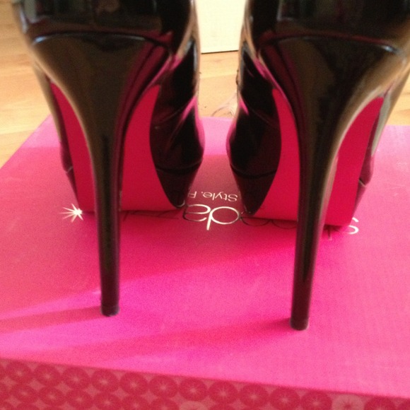 Pumps - Picture 2 of 3