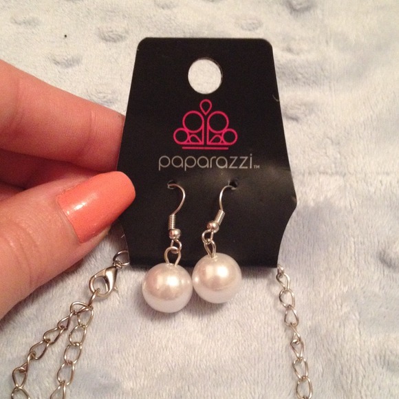 **BUNDLED** NWT silver necklace with earrings - Picture 3 of 4