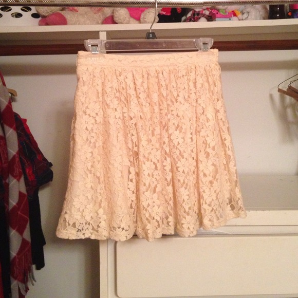 Creamy floral lace high waisted skirt - Picture 2 of 4