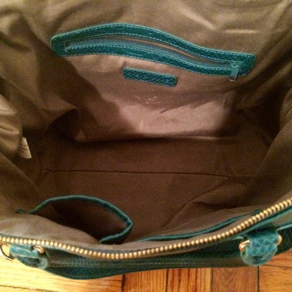 ❌BUNDLED❌ Teal Faux-Snakeskin Convertible Purse - Picture 2 of 4