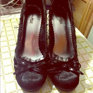 Size 10 black pumps with ruffles