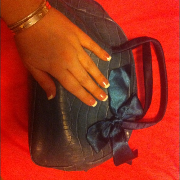 🔴SOLD🔴 Victoria's Secret blue handbag with bow. - Picture 2 of 3