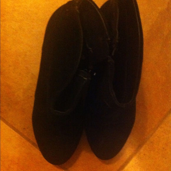 🔴SOLD🔴Black suede ankle booties. - Picture 2 of 3