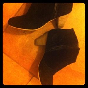 🔴SOLD🔴Black suede ankle booties.
