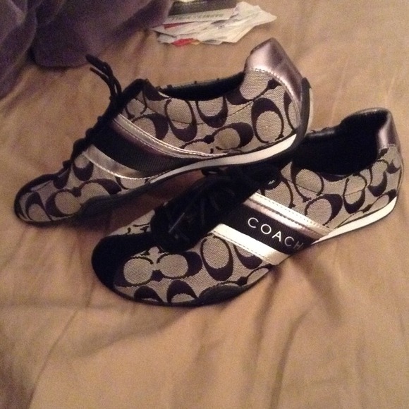 Authentic Coach size 8M shoes!!