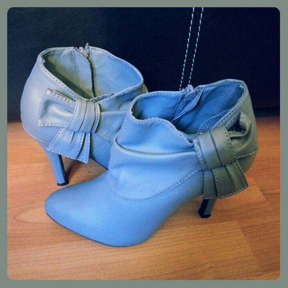 GREY BOOTIES