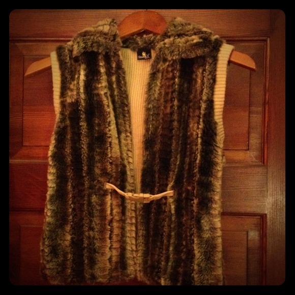 💥💥Very Chic vest with fur on collar & front.💥💥