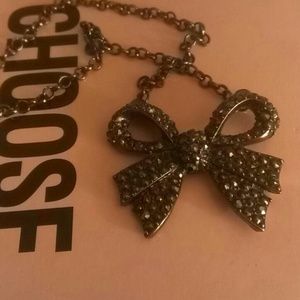 Bow necklace