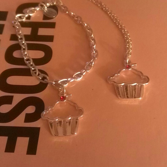 Jewelry - Cupcake necklace bracket set