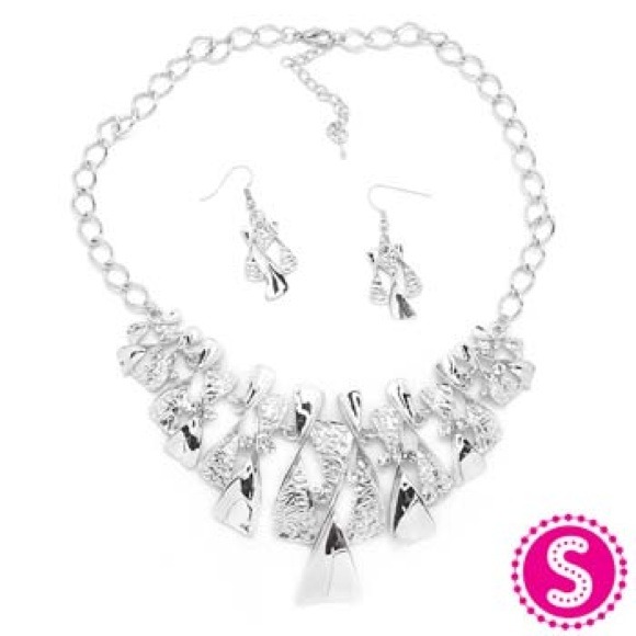 Gorgeous statement piece! $5 all day every day! - Picture 1 of 3
