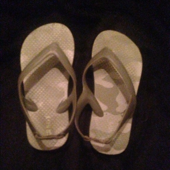 Never worn toddler 10 camo Old Navy flip flops