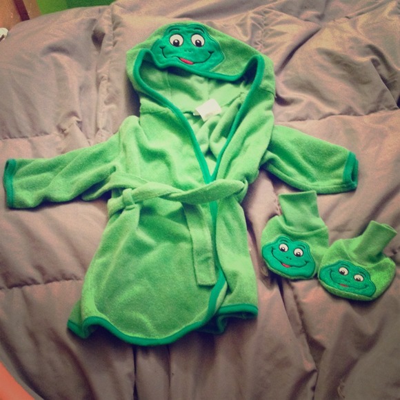 0-9 months froggie robe and slippers!