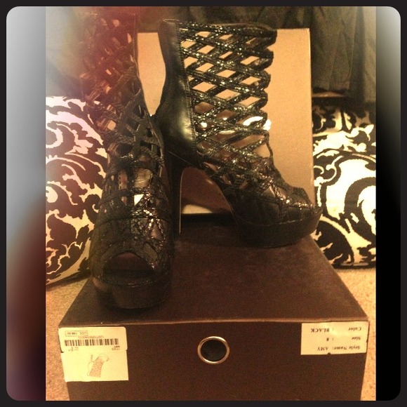 Bebe "Amy" strappy heels! - Picture 1 of 1