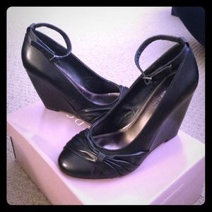 Black baker wedges