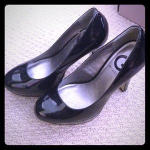 G by guess black pumps