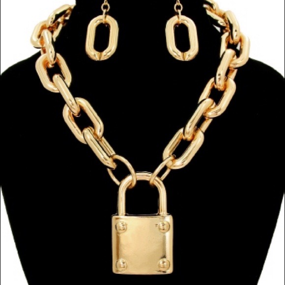 🎉Gold lock necklace 🎁 trendy last one going fast