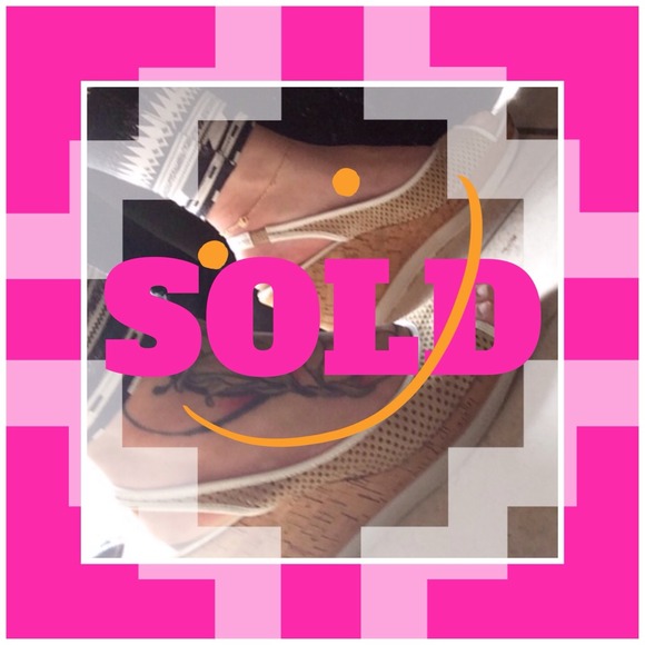 SOLD on Vinted to @momof3monkeys :)