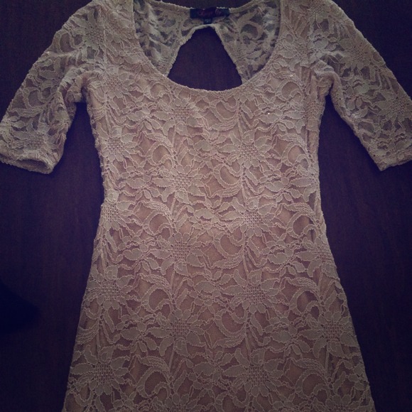 Beautiful tan/beige dress with a cutout back - Picture 1 of 4