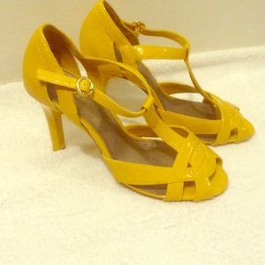 T strap pumps