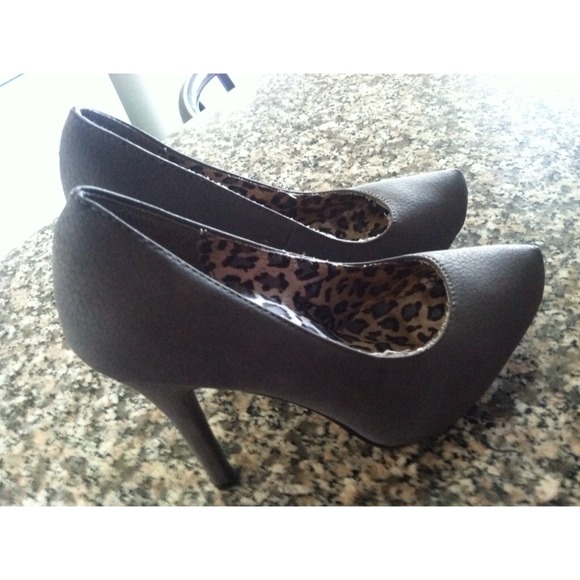 Gray pumps